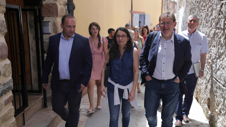 El vicepresident segon Rubén Martínez Dalmau; la vicepresidenta Mónica Oltra, i el president Ximo Puig, junt amb la resta de consellers, recorren els carrers de Montanejos, en el seminari botànic d'aquest cap de setmana | GVA