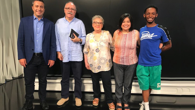 Rosario Palomino presenta la plataforma a 'Els matins' de TV3 al costat, entre més persones, de l'exvicepresident de la Generalitat de Catalunya, Josep-Lluís Carod-Rovira. Twitter \'No em canviïs la llengua\' @CanviisEm