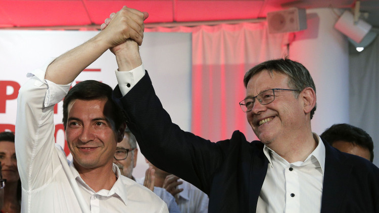 Rafa García felicita Ximo Puig com a guanyador de les primàries a la secretaria general del PSPV-PSOE.. EFE