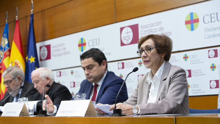 Vicenta Rodríguez, secretària autonòmica d'Escoles Catòliques al territori valencià, durant la presentació del manifest "Per una educació en llibertat' a la Universitat CEU Cardenal Herrera| CEU Mitjans de Comunicació