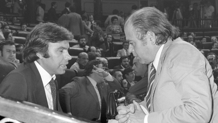 Jordi Pujol i Felipe González conversen al Congrés el 1977. Efe