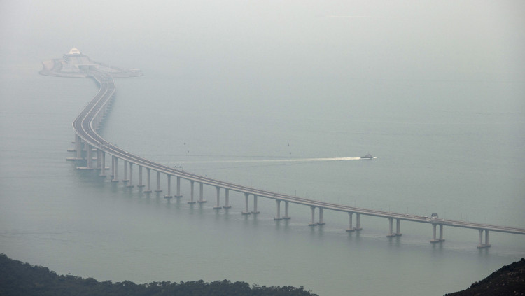 El pont Hong Kong-Zhuhai-Macau uneix, amb els seus 55 quilòmetres i un tram de 7 sota l’aigua, els dos extrems del delta del riu de la Perla.. Der Spiegel