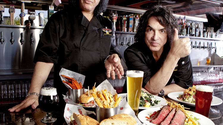 Gene Simmons i Paul Stanley,  cofundadors de la cadena de restaurants Rock & Brews.
