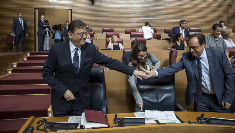 El president Ximo Puig agafa de la mà al conseller d'Hisenda, Vicent Soler, amb la vicepresidenta Mónica Oltra, de Compromís, al mig| Miguel Lorenzo