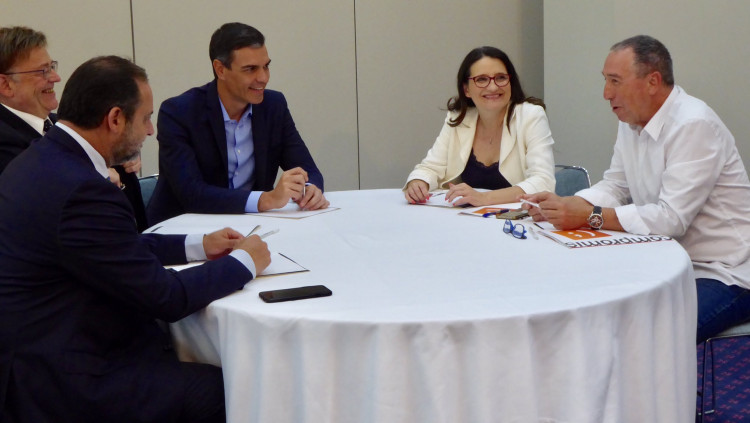 Ximo Puig, Pedro Sánchez i José Luís Àbalos, pel PSOE; i Mónica Oltra i Joan Baldoví, per part de Compromís, a la reunió d'aquest dilluns a València| Compromís
