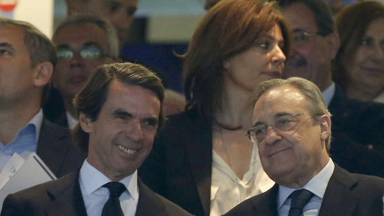 L’expresident espanyol José María Aznar amb Florentino Pérez a la llotja del Santiago Bernabéu| EFE