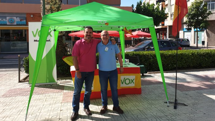 El regidor de Vox a Mutxamel, Miguel da Silva (a l'esquerra), en una mesa informativa del partit a la localitat alacantina. Twitter @vox_mutxamel