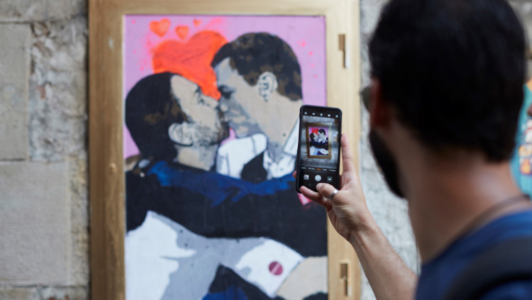 Il·lustració de TV Boy, exhibida al carrer del Bisbe de Barcelona, que mostra Pedro Sánchez i Pablo Iglesias fent-se un petó.. EFE