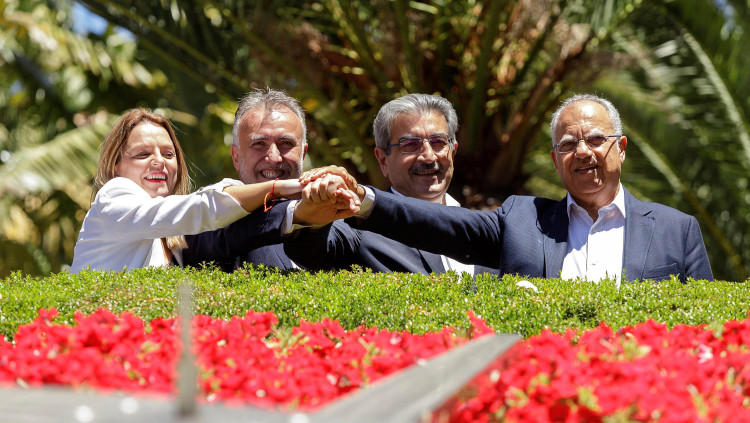 Noemí Santana, secretària general de Podem a les illes Canàries; Ángel Víctor Torres, del PSOE; Román Rodríguez, de Nova Canàries, i Casimiro Curbelo, de l’Agrupació Socialista de la Gomera, signen el “Pacte de les Flors”.. EFE