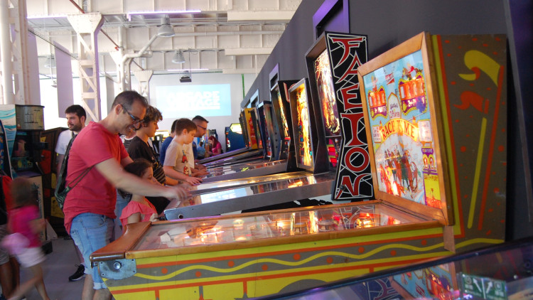 Partida de Pin-ball al Museu del Videojoc Arcade Vintage d'Ibi