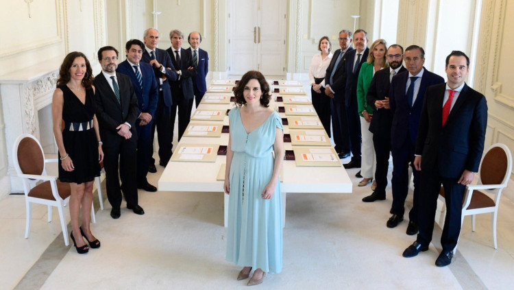 La nova presidenta autònoma madrilenya, Isabel Díaz Ayuso, acompanyada dels 13 consellers del seu Govern.