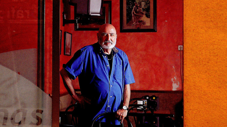 Peret, en un bar de Mataró, el 2013. JORDI PLAY