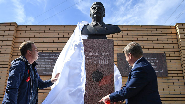 Novosibirsk. En aquesta ciutat del centre-sud de Rússia s’hi ha instal·lat un monument d’homenatge a Stalin que va destapar el mateix alcalde juntament amb Aleksei Denisiuk, un advocat que edita el diari La Falç i el Martell i que està convençut que viurà el retorn de la Unió Soviètica.. Der Spiegel