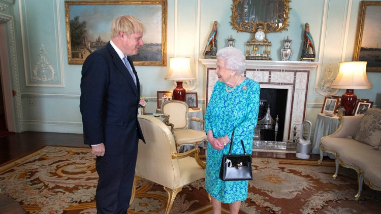 Isabel II rep Boris Johnson. Der Spiegel