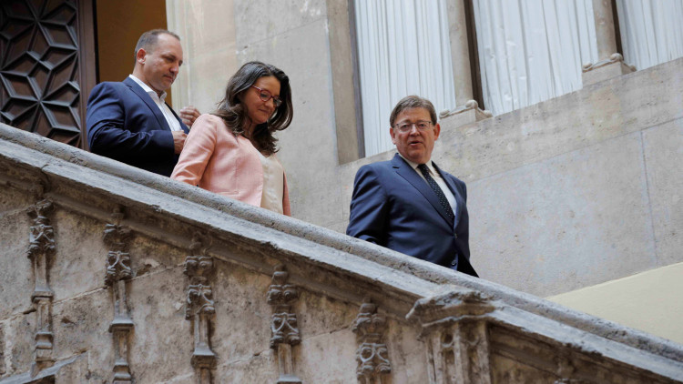 Ximo Puig, Mónica Oltra i Rubén Martínez Dalmau, a les escales del Palau de la Generalitat Valenciana.. EFE