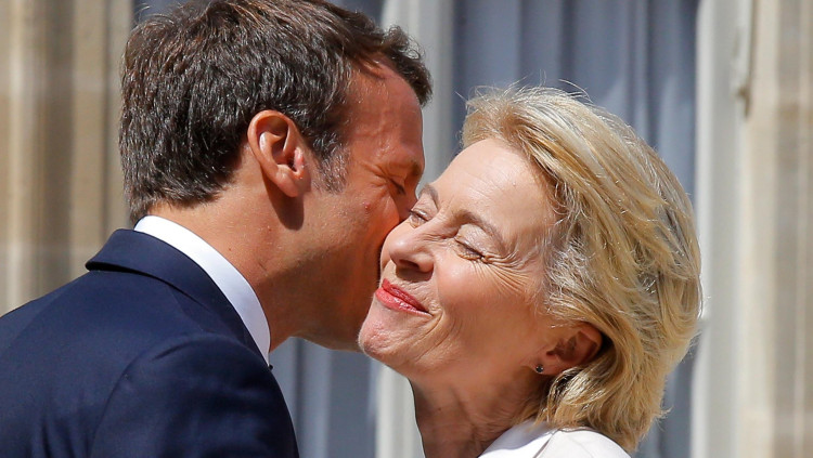 Emmanuel Macron i Ursula Von der Leyen, polítics europeus que protagonitzen diverses teories de la conspiració. Der Spiegel