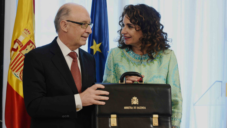 El juny de 2018, Cristóbal Montoro va trapassar la cartera d’Hisenda a la socialista María Jesús Montero, que havia estat la consellera del ram a la Junta d’Andalusia.. EFE