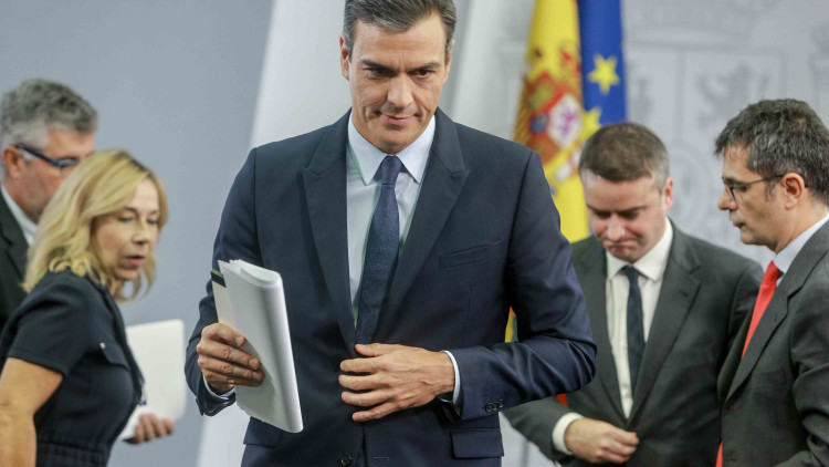 Pedro Sánchez, acompanyat del seu equip després de la compareixença de premsa posterior a la seua trobada amb Felip VI. Darrere seu, amb corbata fosca, Iván Redondo, el seu cap de gabinet.. Europa Press