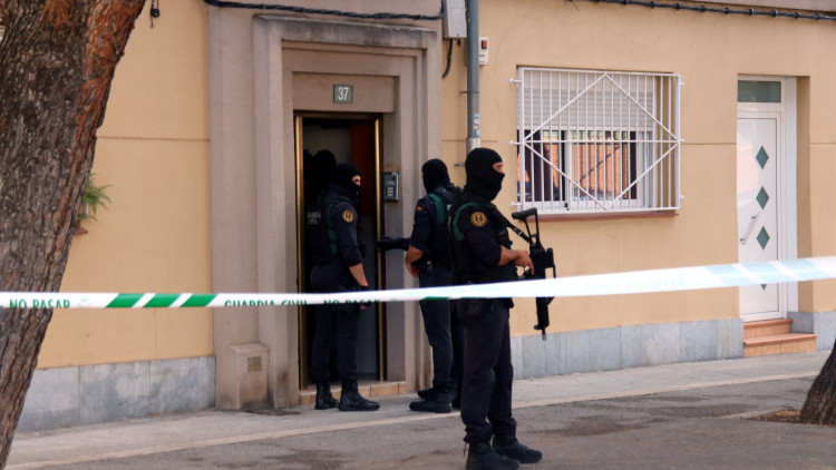 Agents de la Guàrdia Civil custodien un espai escorcollat a Sabadell. Agència Catalana de Notícies