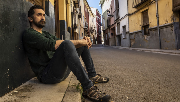 Feliu Ventura als carrers de Xàtiva, la ciutat en la qual ha concebut i enregistrat l'àlbum 'Convocatòria'.. Miguel Lorenzo