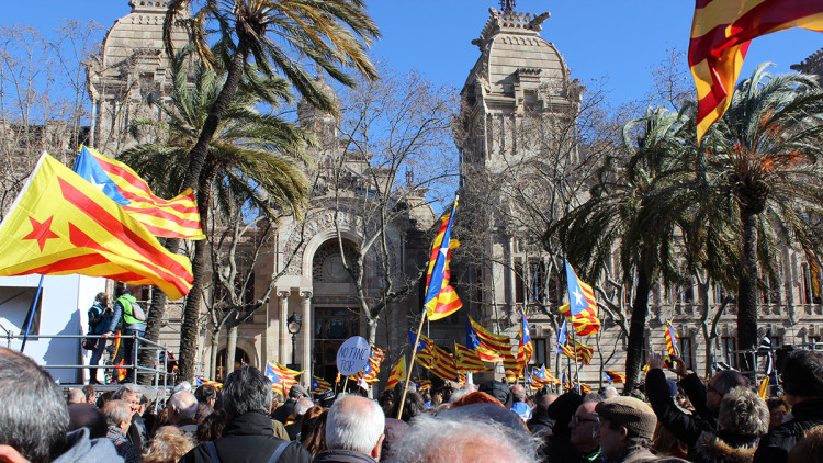 Concentració a les portes del TSJC el febrer de 2017 en suport als qui eren jutjats per la consulta del 9N