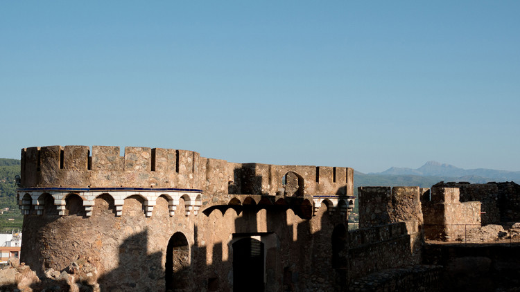 Castell d'Onda, i al fons, el cim del Penyagolosa. Eliseu T. Climent