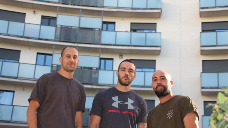 Alfredo, David i Juanjo, inquilins del carrer Manuel Miquel i Fuster propietat de Blackstone