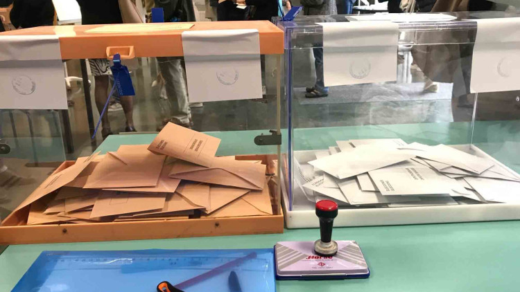 Una urna el 28 d'abril a un col·legi electoral català. Europa Press