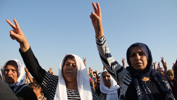 Dones kurdes durant l'enterrament de tres milicians kurds morts a mans turques.