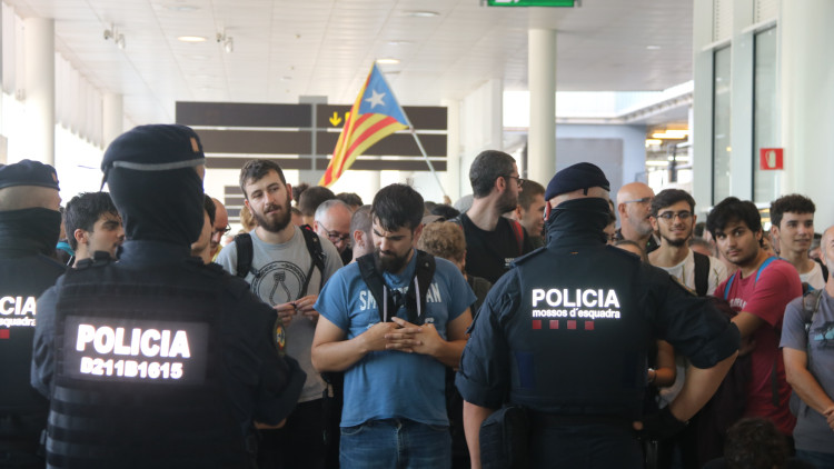Manifestants al vestíbul de la T1 de l'Aeroport del Prat. Agència Catalana de Notícies