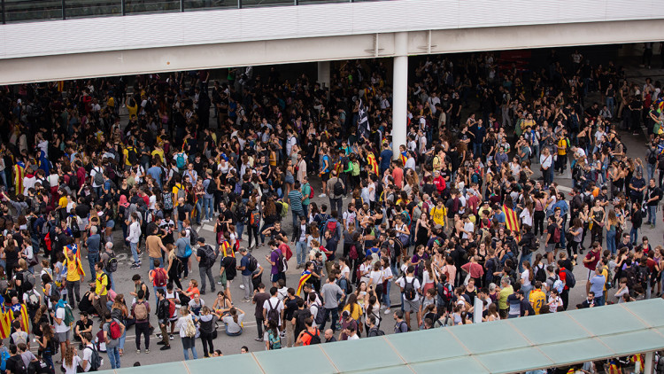 Manifestació del Tsunami Democràtic a l'aeroport del Prat. Europa Press