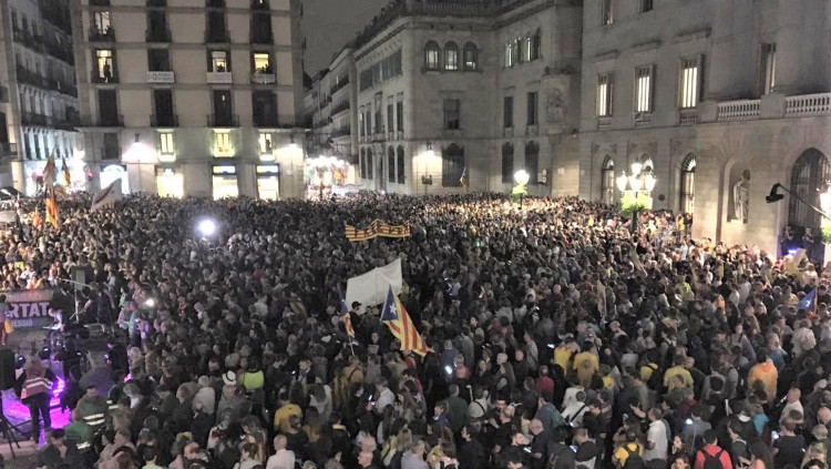 Manifestació a la plaça Sant Jaume de Barcelona en resposta a la sentència. Europa Press