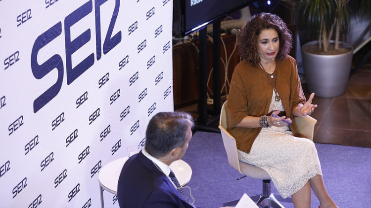 La ministra María Jesús Montero, entrevistada per Bernardo Guzmán en l'acte organitzat aquest dimarts per Radio Valencia SER.. Radio Valencia