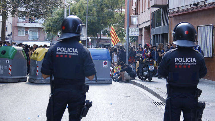 Mossos d'Esquadra vigilen un acte d'Albert Rivera al barri barceloní d'Horta que genera protestes. Agència Catalana de Notícies