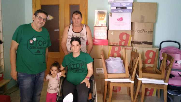 Activistes de la PAH amb la família amenaçada de desnonament a Manises| EL TEMPS