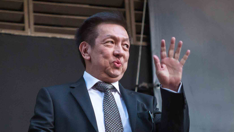 Peter Lim saluda als afeccionats valencianistes concentrats als afores de Mestalla el 25 d'octubre de 2014, quan va assistir al primer partit com a propietari del club.. Miguel Lorenzo