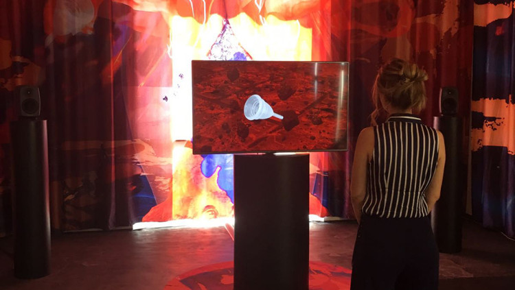 eather Phillipson (Londres, 1978). What’s The Damage, 2017.  Vídeo i instal·lació. “L’emozione dei Colori nell’arte” ens ha presentat  en dos museus de Torí (Castello di Rivoli Museo d’Arte Contemporanea i la GAM, Galleria d’Arte Moderna e Contemporanea) 