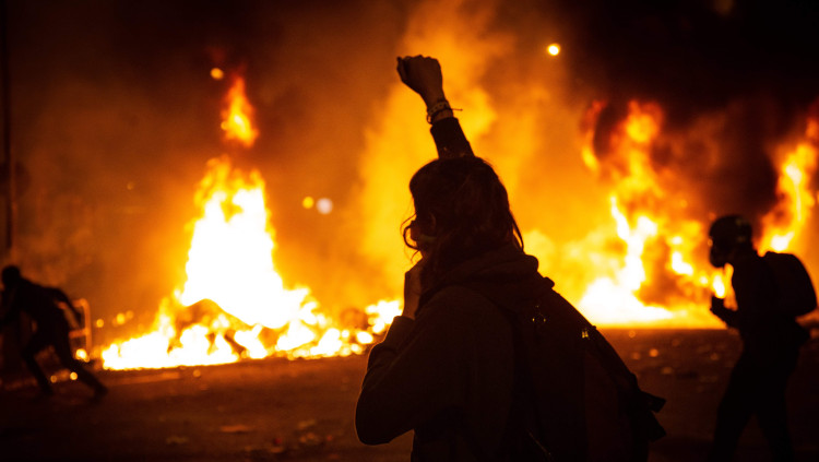 Manifestant als avalots de la nit de divendres a Barcelona. Europa Press