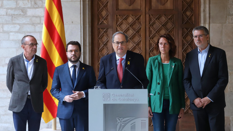 Quim Torra compareix al Palau de la Generalitat secundat Miquel Pueyo, Pere Aragonès, Marta Madrenas i Pau Ricomà. Agència Catalana de Notícies