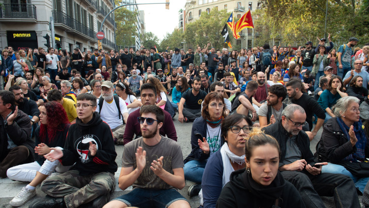 Seguda pacífica a Urquinaona amb Via Laietana davant la Policia Nacional. Europa Press