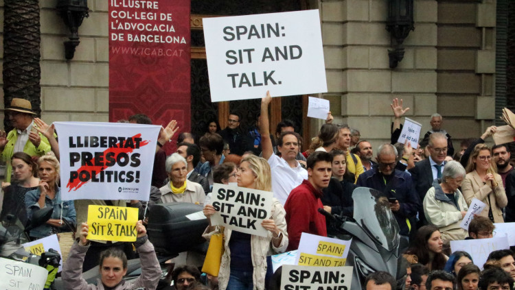 Convocatòria del Tsunami Democràtic davant l'arribada de Pedro Sánchez a visitar policies ferits. Agència Catalana de Notícies