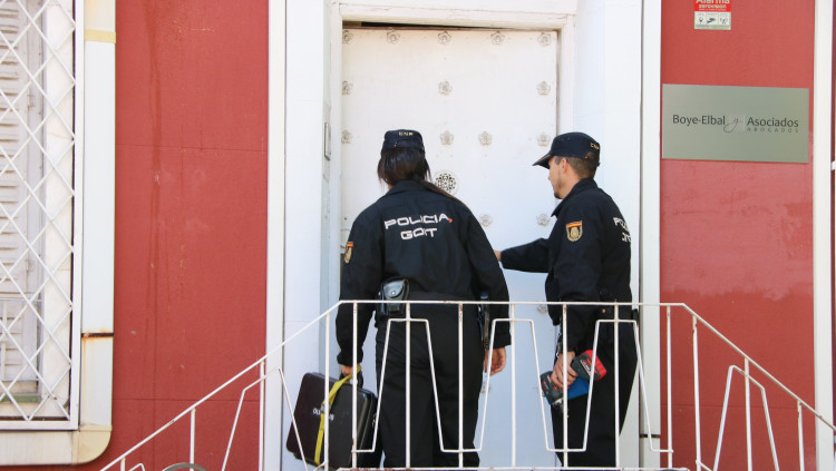 La Policia Nacional escorcollant el despatx d'advocats Boye&Elbal durant el matí de dilluns. Agència Catalana de Notícies