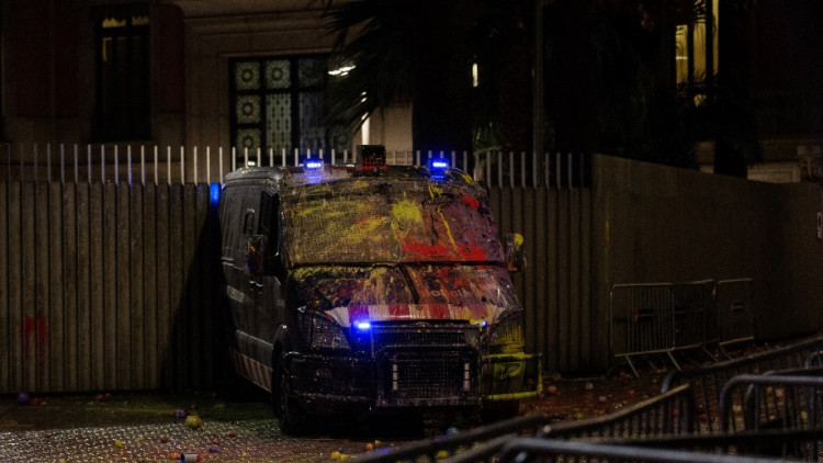 Un cotxe de Mossos pintat per l'acció dels CDR al davant del Departament d'Interior. Europa Press