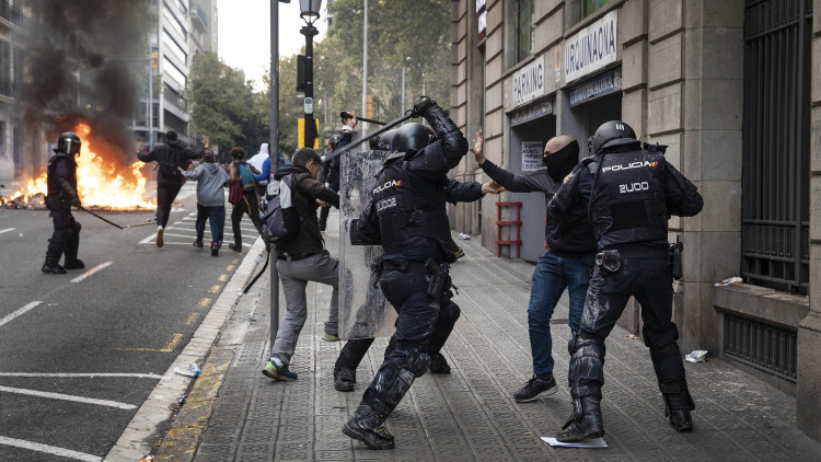 La Policia Nacional colpeja un manifestant el 18 d'octubre. Jordi Play