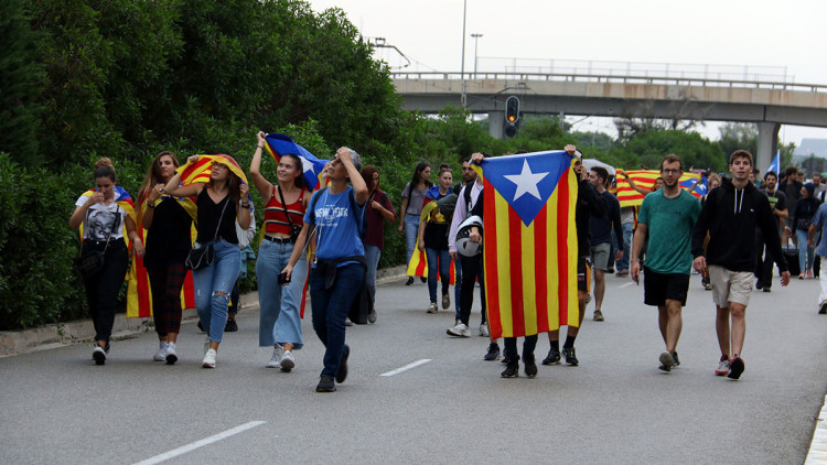 La gent marxa a l'aeroport del Prat el dia que es publica la sentència. Jordi Play