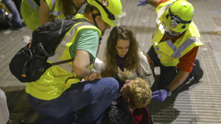 Sanitaris per la República atenents durant les protestes del divendres 18 d'octubre. EuropaPress