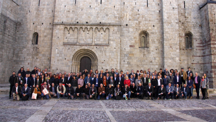Pla general de tots els assistents i l'organització del Congrés Interpirinenc de Mitjans de Proximitat en una foto de família realitzada davant la catedral de la Seu d'Urgell. ACN
