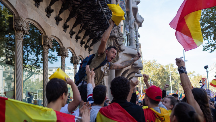 Un manifestant retira un llaç groc a Barcelona i ho celebra. Europa Press