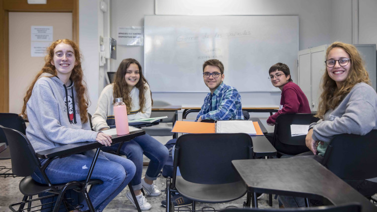 D’esquerra a dreta, Laura Boluda, Maria Zaragozí, Jordi Martínez, Lucía Pastor i Inés Puertos, cinc dels 67 estudiants del primer curs de Filologia Catalana a la Universitat de València.. Miguel Lorenzo