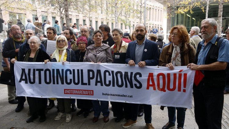El vicepresident d'Òmnium, Marcel Mauri, mostra una pancarta acompanyat per diverses personalitats de la cultura que donen suport a la campanya d'autoinculpacions. Agència Catalana de Notícies
